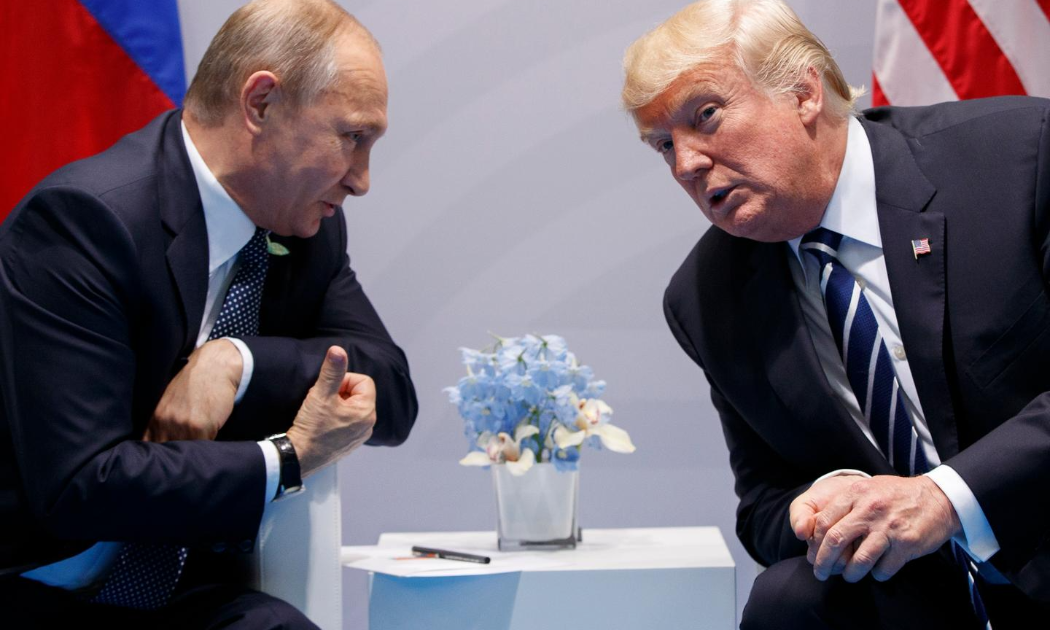 Tổng thống Mỹ Donald Trump gặp Tổng thống Nga Vladimir Putin tại Hội nghị thượng đỉnh G20 ở Hamburg, Đức năm 2017 trong nhiệm kỳ đầu tiên của ông Trump - Ảnh: AP