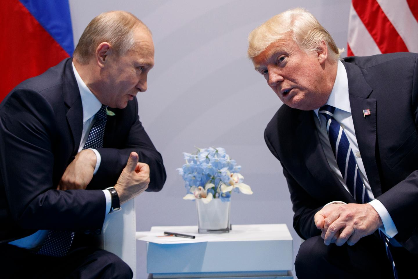 Tổng thống Mỹ Donald Trump gặp Tổng thống Nga Vladimir Putin tại Hội nghị thượng đỉnh G20 ở Hamburg, Đức năm 2017 trong nhiệm kỳ đầu tiên của ông Trump - Ảnh: AP