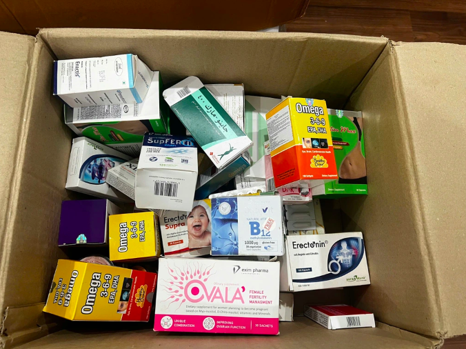 Một số thực phẩm giả cảnh sát thu được trong đường dây sản xuất và buôn bán thực phẩm chức năng và trang thiết bị y tế giả. Ảnh: Công an Hà Nội.