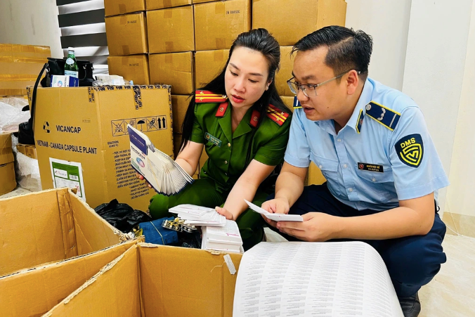 Cơ quan chức năng kh&aacute;m x&eacute;t trụ sở c&ocirc;ng ty. Ảnh: C&ocirc;ng an H&agrave; Nội.