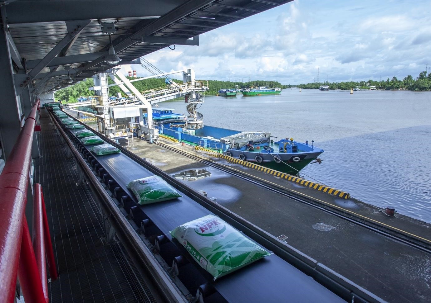 PVCFC chủ động x&acirc;y dựng phương &aacute;n điều h&agrave;nh sản xuất kinh doanh - ph&acirc;n phối để đ&aacute;p ứng đủ nhu cầu vụ H&egrave; Thu trong nước v&agrave; mở rộng xuất khẩu sang c&aacute;c thị trường kh&aacute;c.