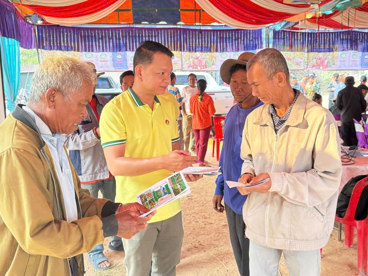 N&ocirc;ng d&acirc;n Campuchia quan t&acirc;m v&agrave; tin d&ugrave;ng sản phẩm của PVCFC.