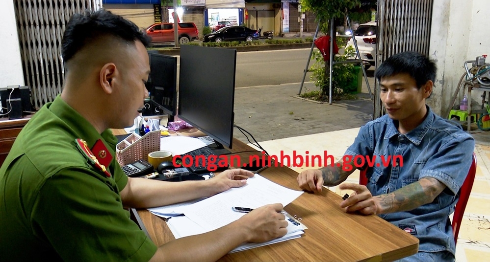 Lực lượng C&ocirc;ng an l&agrave;m việc với t&agrave;i xế Đặng Văn Hưng&nbsp;