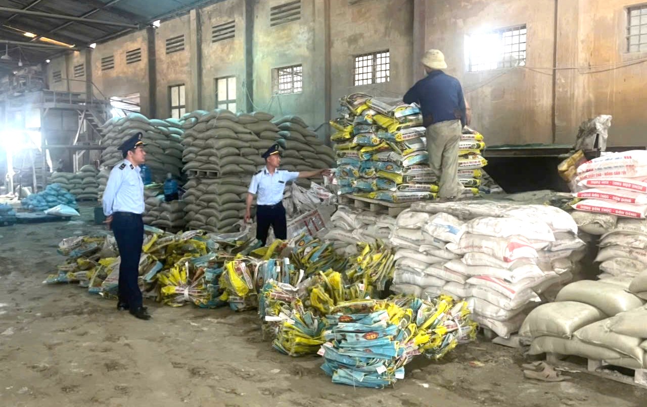 Lực lượng Quản lý thị trường Thanh Hóa kiểm tra, giám sát mặt hàng phân bón