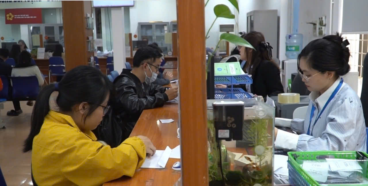 Giải quyết hồ sơ hưởng trợ cấp thất nghiệp cho người lao động. Ảnh: PM.