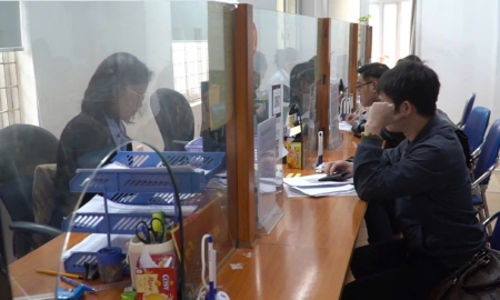 Lao động làm thủ tục hưởng bảo hiểm thất nghiệp. Ảnh: PM.