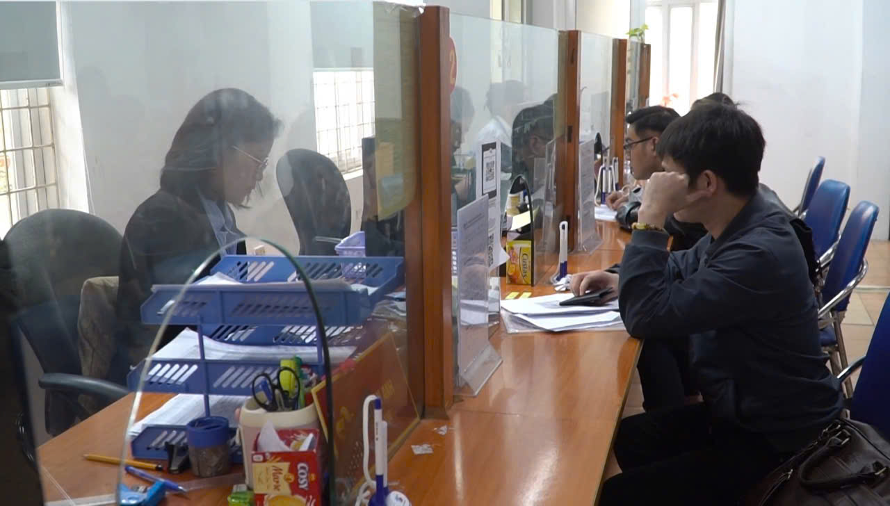 Lao động làm thủ tục hưởng bảo hiểm thất nghiệp. Ảnh: PM.