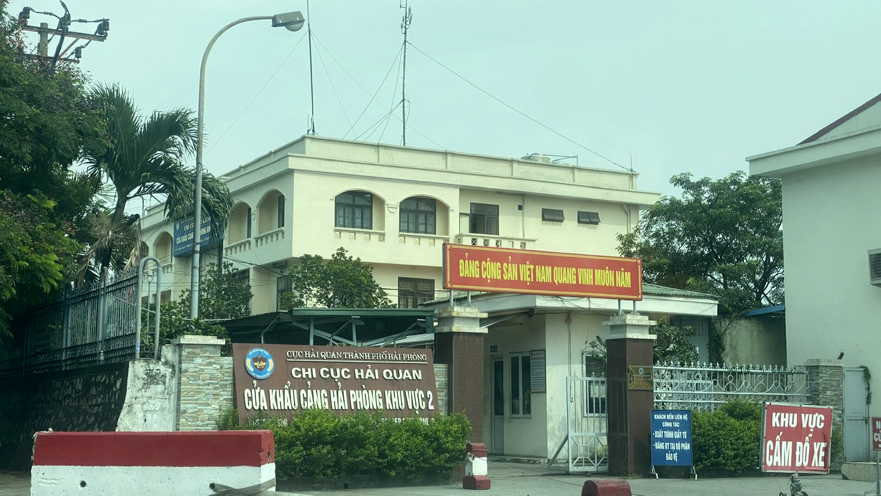 14 người nguyên là cán bộ Chi cục Hải quan cảng 2 bị truy tố về tội nhận hối lộ và lợi dụng chức vụ quyền hạn