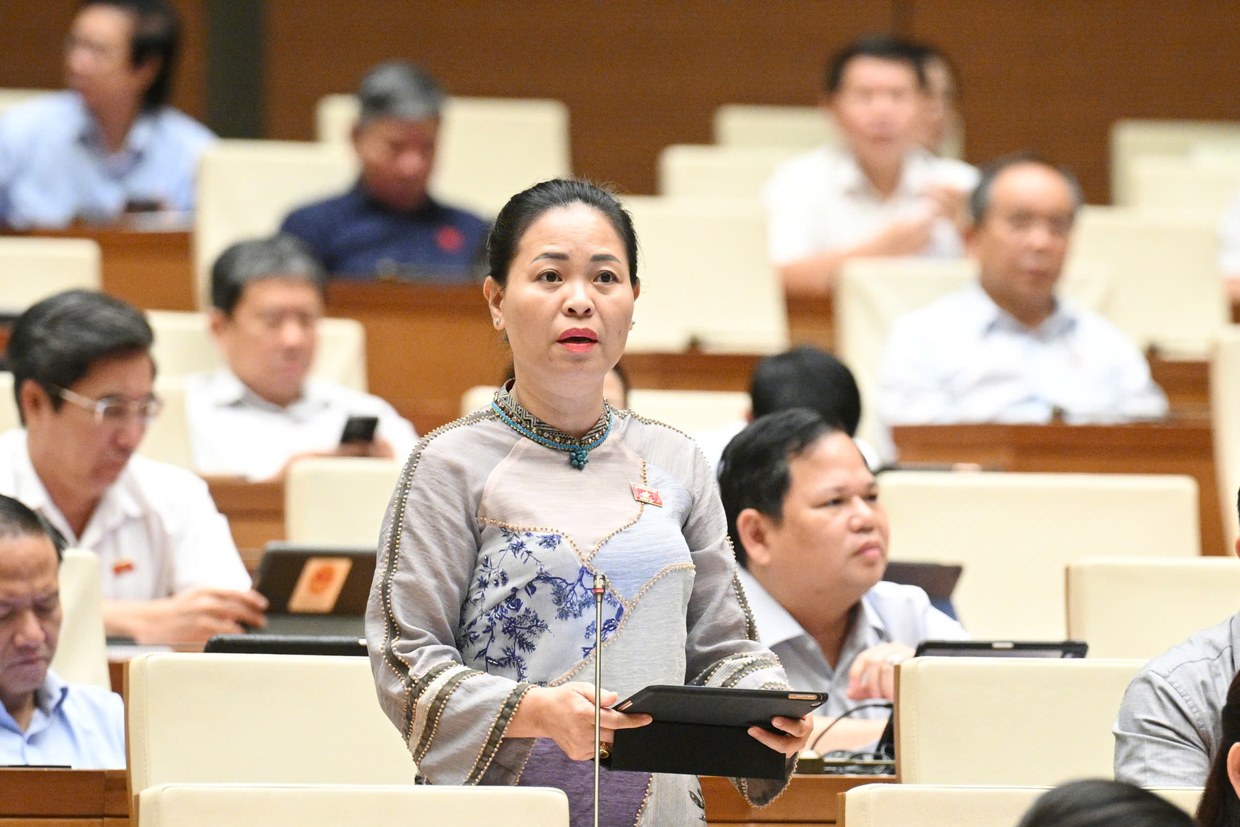Đại biểu Nguyễn Thị Thu Dung, Đo&agrave;n Th&aacute;i B&igrave;nh ph&aacute;t biểu thảo luận.