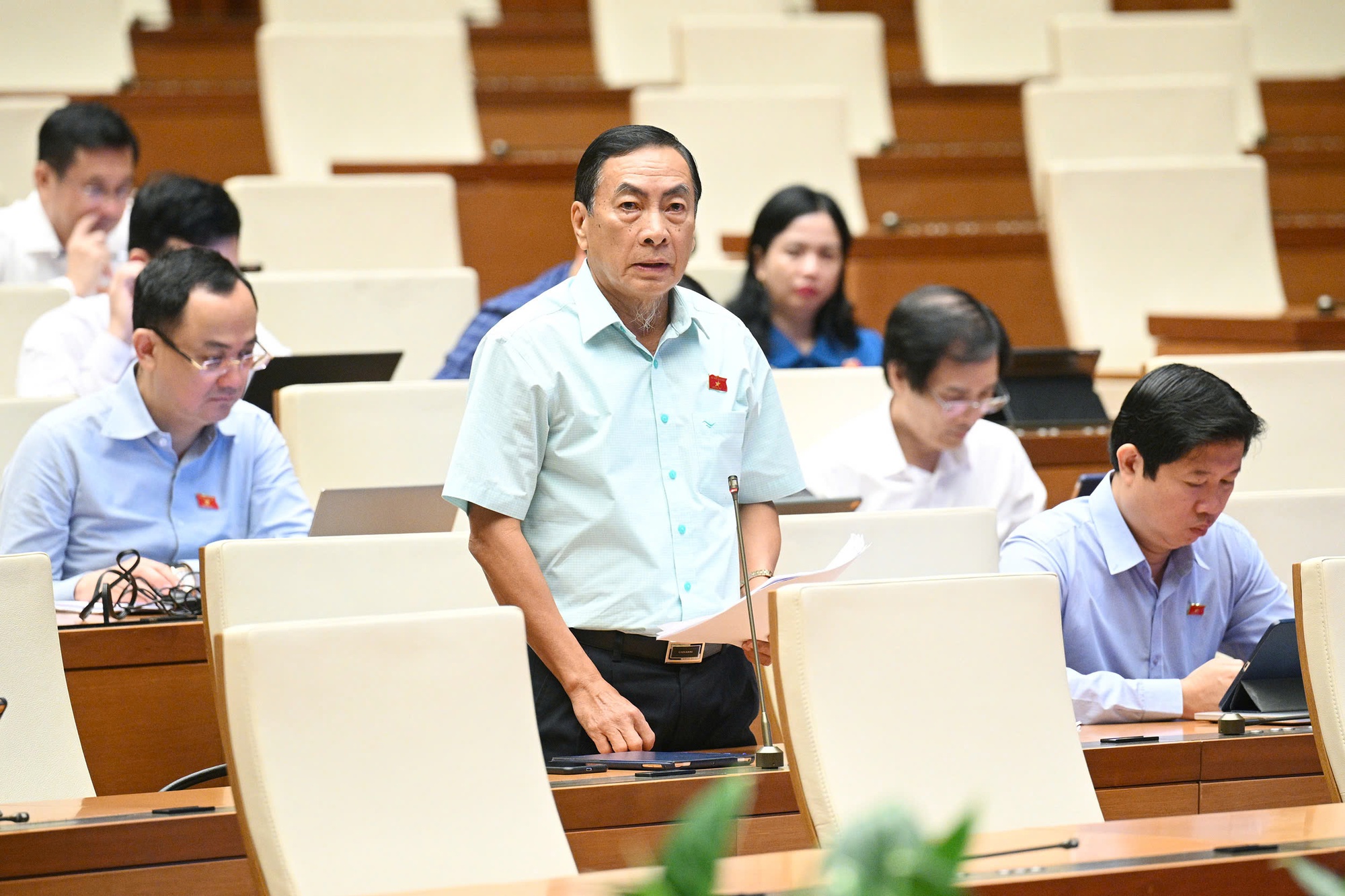 Đại biểu Phạm Văn H&ograve;a, đo&agrave;n Đồng Th&aacute;p.