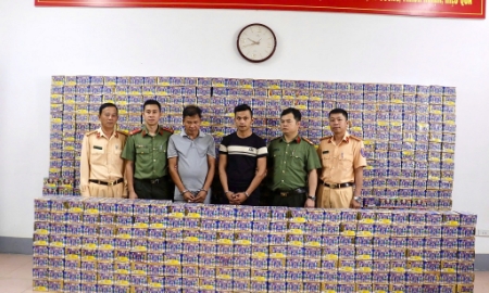 Hai đối tượng và tang vật. Ảnh: Công an Nghệ An