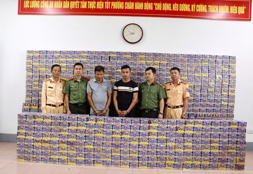 Hai đối tượng và tang vật. Ảnh: Công an Nghệ An