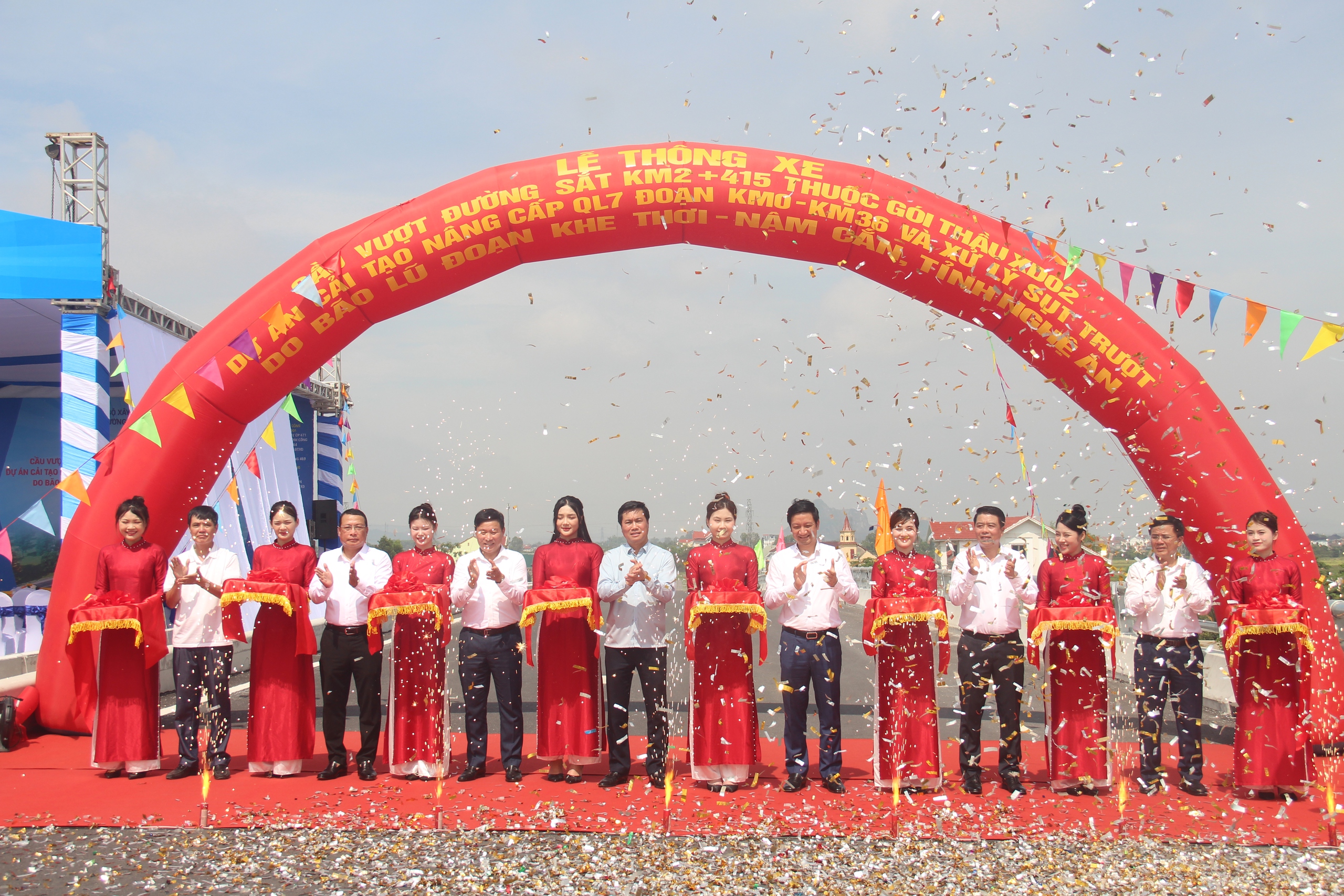 Các đại biểu cắt bằng khánh cầu vượt đường sắt Km2+415 tại xã Diễn Phúc, huyện Diễn Châu, tỉnh Nghệ An.