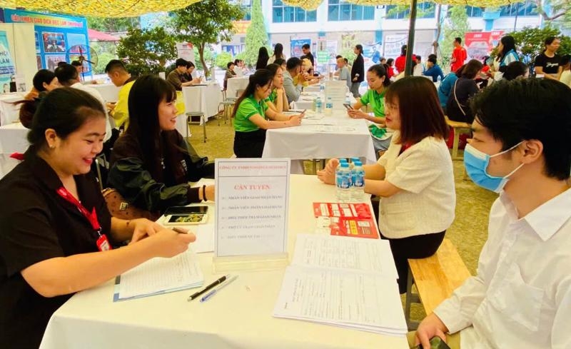 Trade & services dominate Hanoi's hiring in April 2025