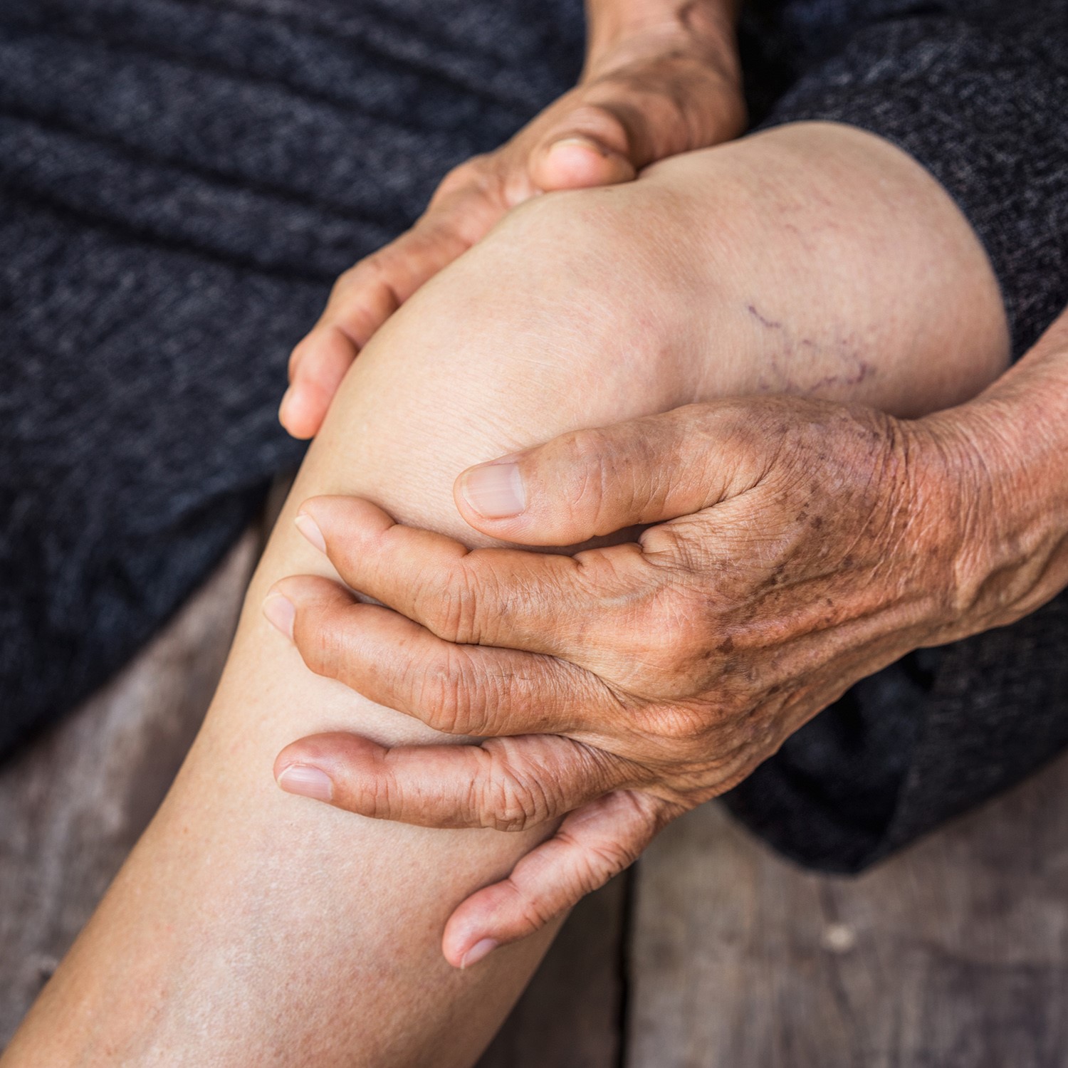 Loãng xương và thoái hóa khớp thường có xu hướng đồng mắc và đang ngày càng gia tăng ở người cao tuổi.
