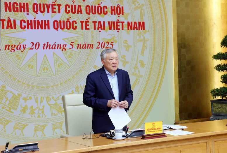 Phó Thủ tướng Thường trực Nguyễn Hòa Bình chia sẻ với nhà đầu tư về chủ trương phát triển Trung tâm Tài chính Quốc tế tại Việt Nam. Ảnh: VGP