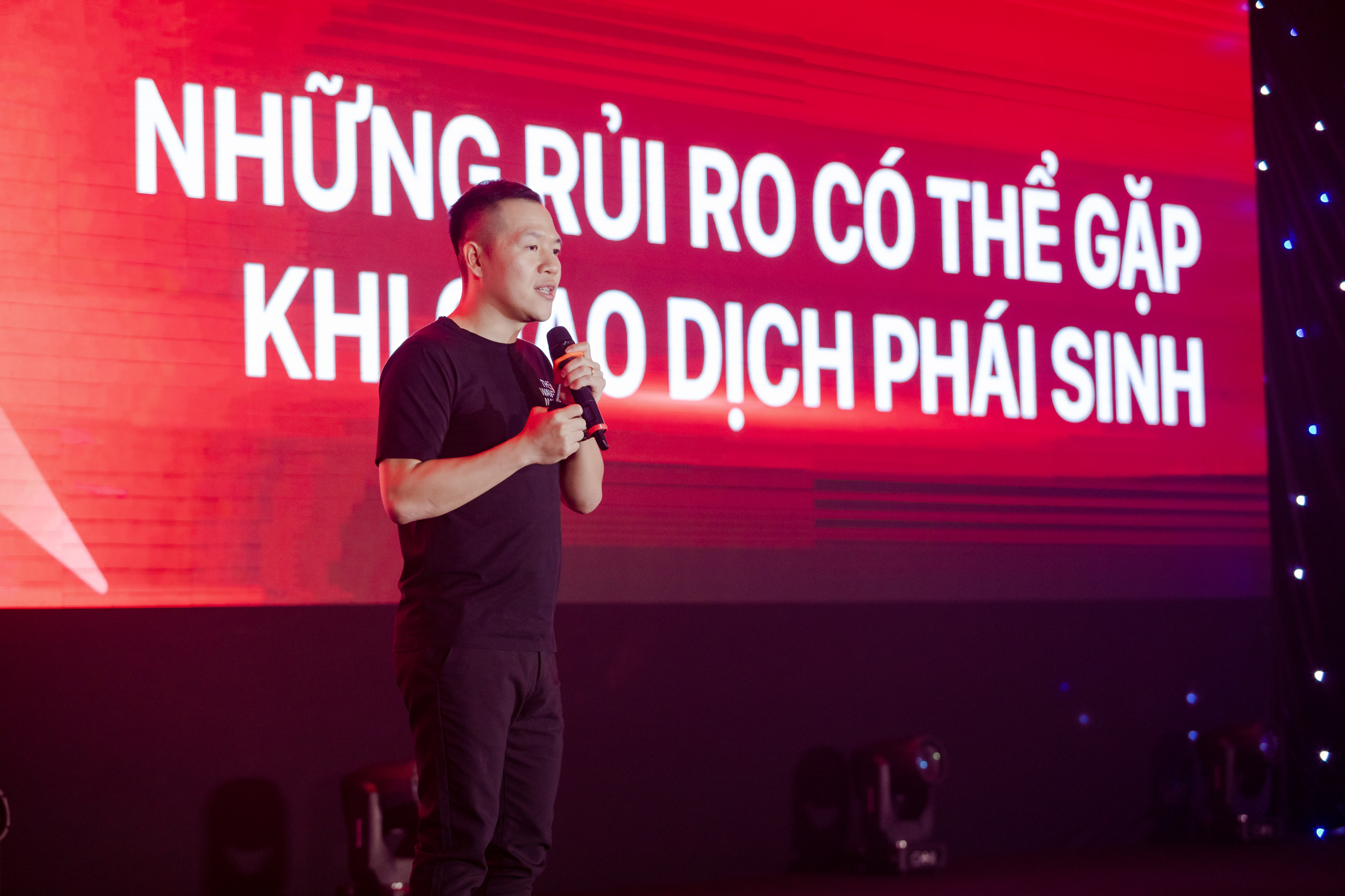 &Ocirc;ng Nguyễn Ho&agrave;ng Giang, Chủ tịch HĐQT DNSE, tại sự kiện ra mắt t&iacute;nh năng giao dịch ph&aacute;i sinh của DNSE năm 2023.