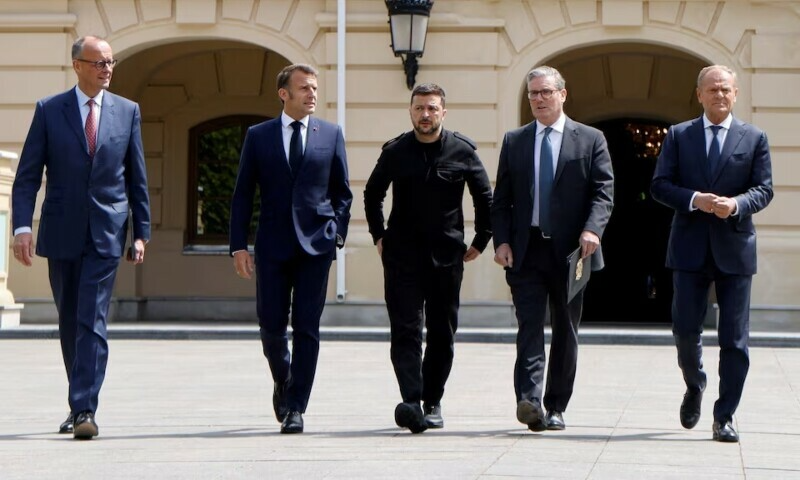 Tổng thống Ukraine Volodymyr Zelensky (chính giữa) và các nhà lãnh đạo châu Âu tại Kyiv, Ukraine hôm 10/5 - Ảnh: Bloomberg