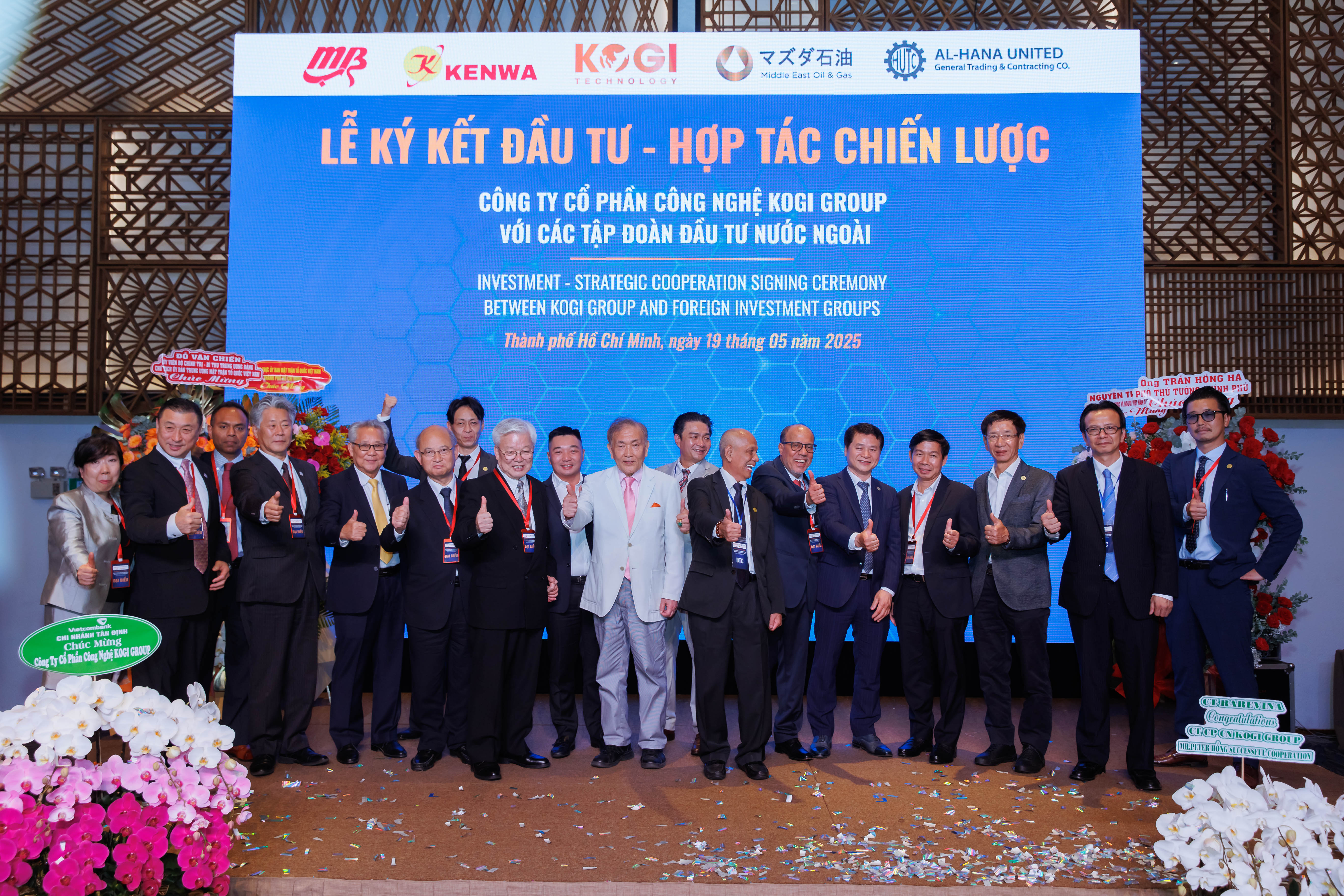 C&aacute;c đại biểu chụp ảnh lưu niệm tại lễ k&yacute; kết.