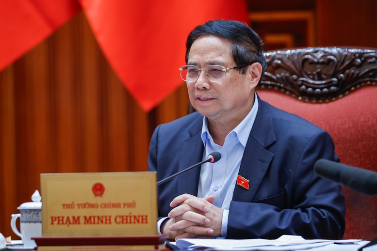 Thủ tướng nhấn mạnh, c&aacute;c bộ ng&agrave;nh phải triển khai c&ocirc;ng việc khẩn trương, nghi&ecirc;m t&uacute;c, khoa học, tr&ecirc;n cơ sở chức năng, nhiệm vụ, quyền hạn của m&igrave;nh trong việc triển khai dự &aacute;n. Ảnh: VGP