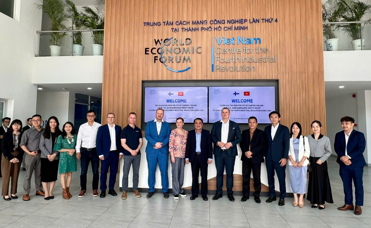 Đại diện HCMC C4IR và Đoàn công tác thành phố Tampere (Phần Lan).
