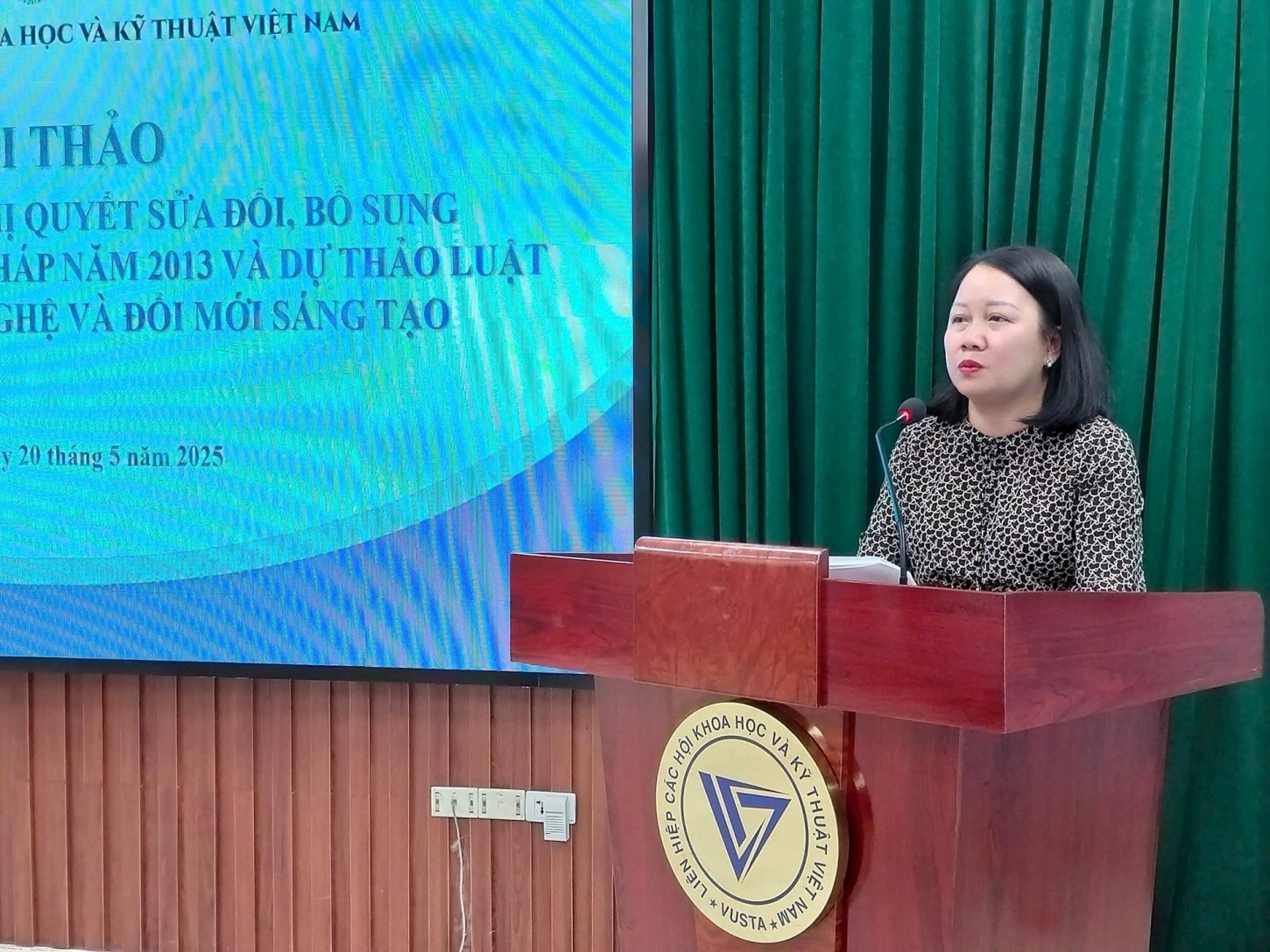 Bà Bùi Kim Tuyến, Trưởng ban Tư vấn, phản biện.
