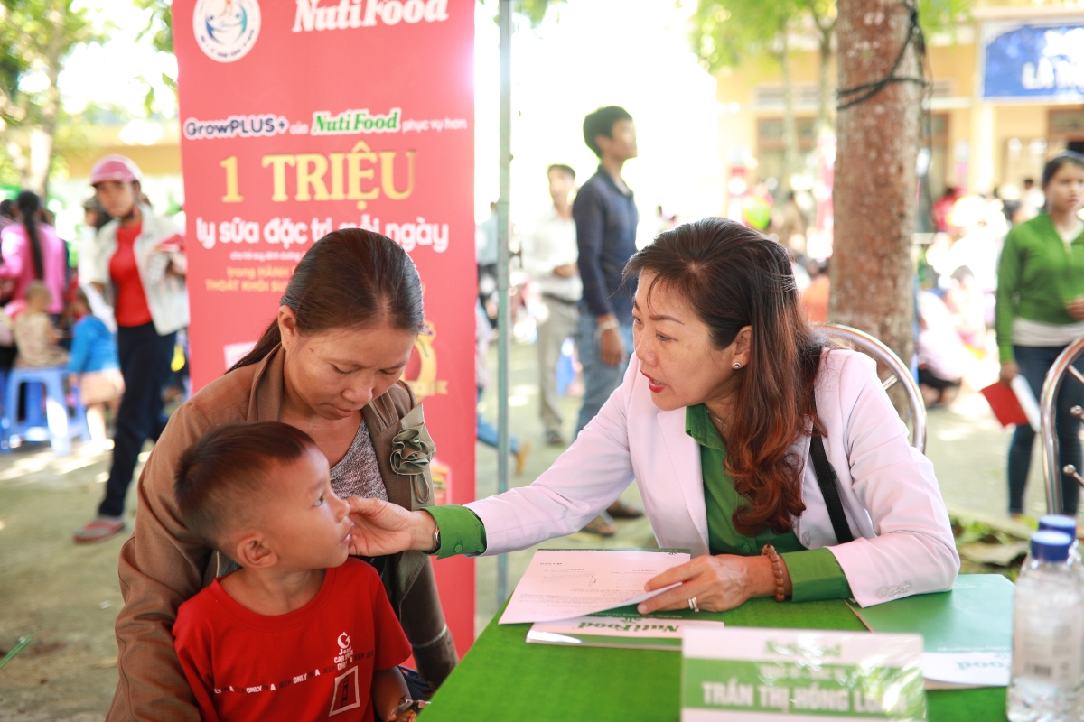 Đơn vị thực hiện chiến dịch &ldquo;H&agrave;nh tr&igrave;nh v&igrave; một Việt Nam tho&aacute;t khỏi suy dinh dưỡng thấp c&ograve;i&rdquo; tại nhiều v&ugrave;ng kh&oacute; khăn. Ảnh: Nutifood.