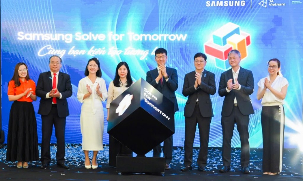 Các đại biểu thực hiện nghi thức khởi động cuộc thi Samsung Solve for Tomorrow 2025 tại khu vực miền Trung.
