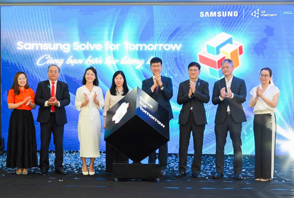 Các đại biểu thực hiện nghi thức khởi động cuộc thi Samsung Solve for Tomorrow 2025 tại khu vực miền Trung.