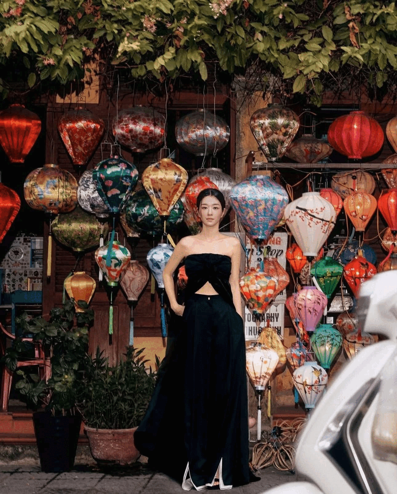 Tạp chí DAZED Korea vừa công bố bộ ảnh của nữ diễn viên Hàn Quốc Seo Ye Ji tại nhiều địa điểm đặc trưng ở Đà Nẵng và Hội An.