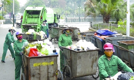 Công nhân thu gom rác thải thành phố Hải Phòng