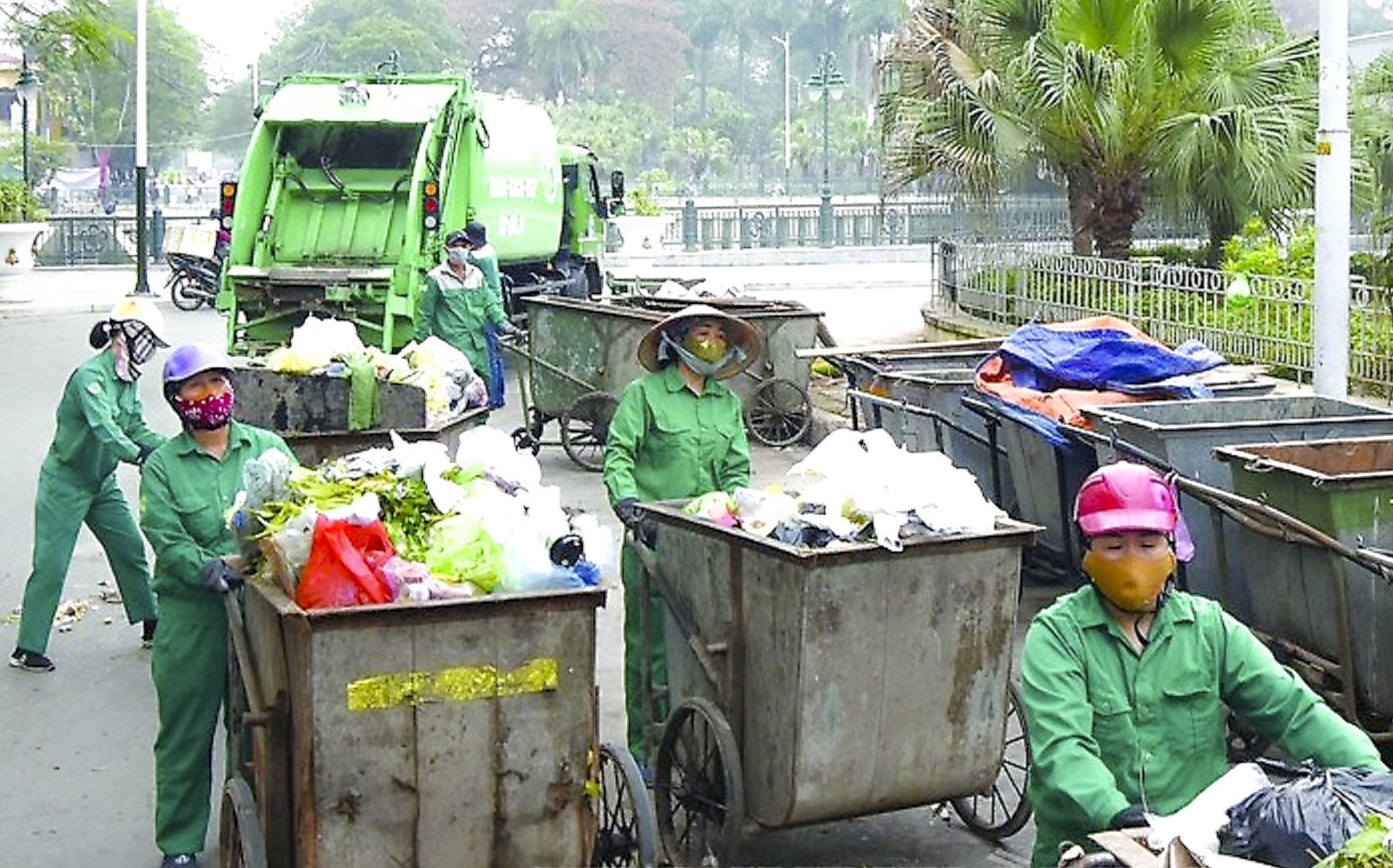 Công nhân thu gom rác thải thành phố Hải Phòng 