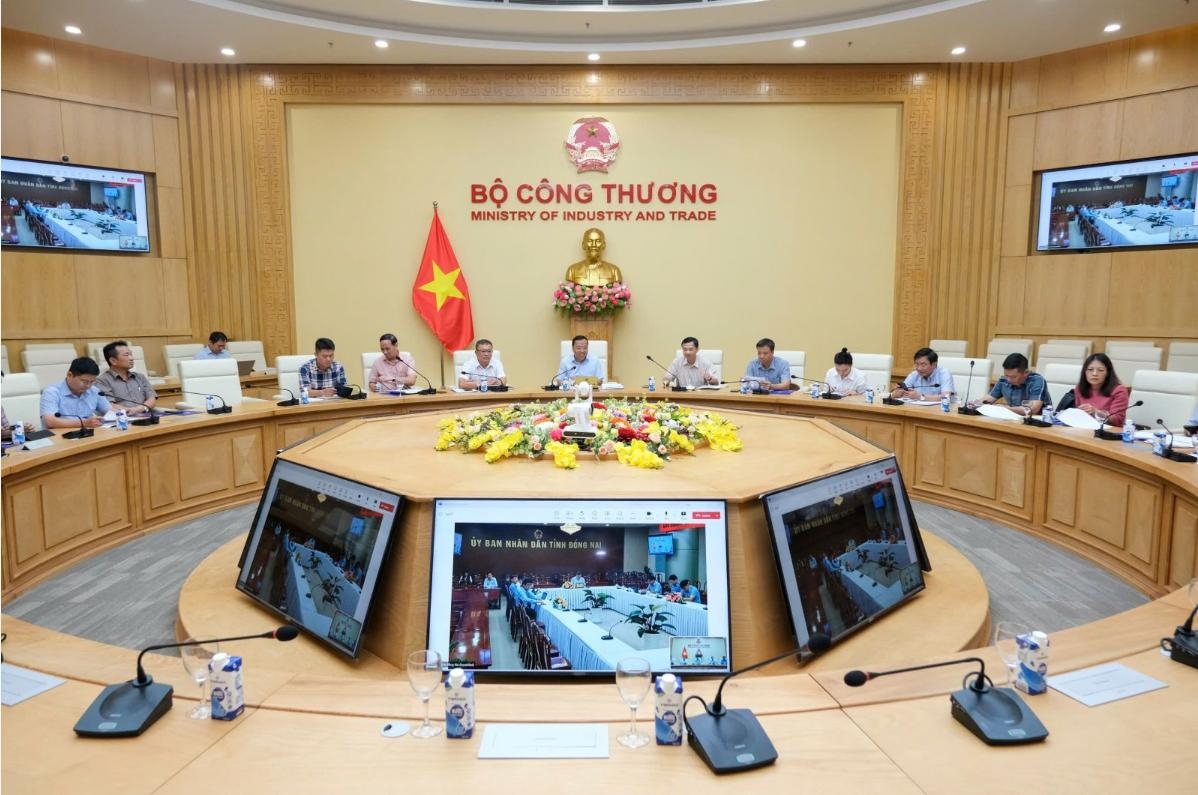 Thứ trưởng Bộ Công Thương Nguyễn Hoàng Long chủ trì hai cuộc họp trực tuyến quan trọng về tiến độ các dự án điện.