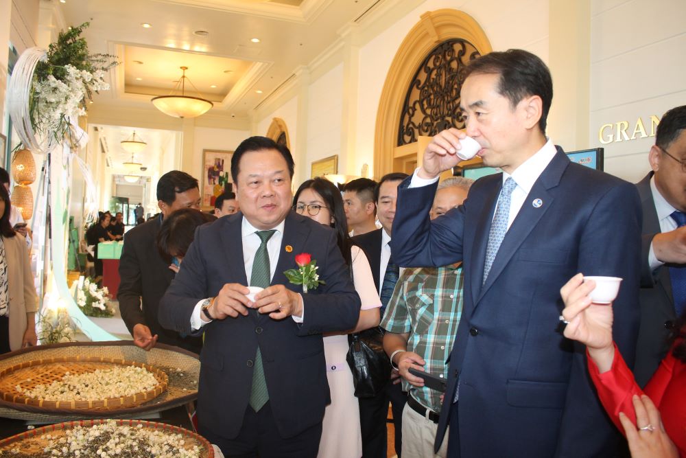 Đại sứ Hà Vĩ (bên phải) và ông Nguyễn Hoàng Anh (bên trái) cùng thưởng trà hoa nhài. Ảnh CK.