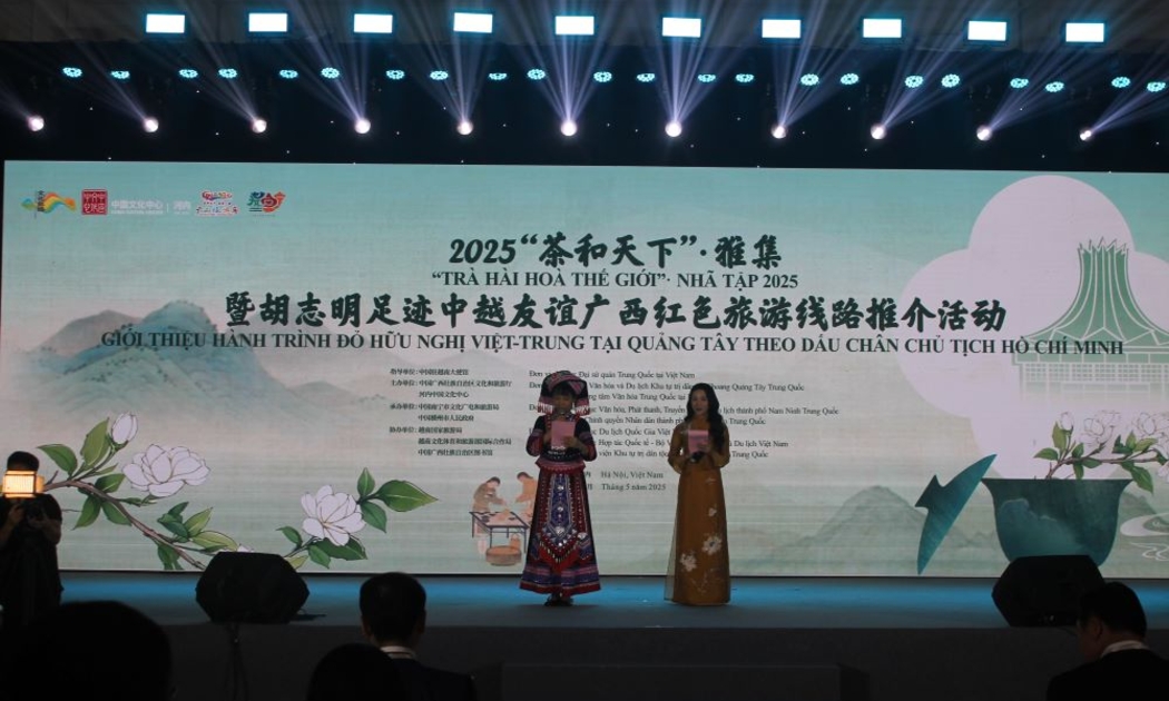 Mời trà chính là một hình thức ngoại giao văn hoá. Ảnh CK.