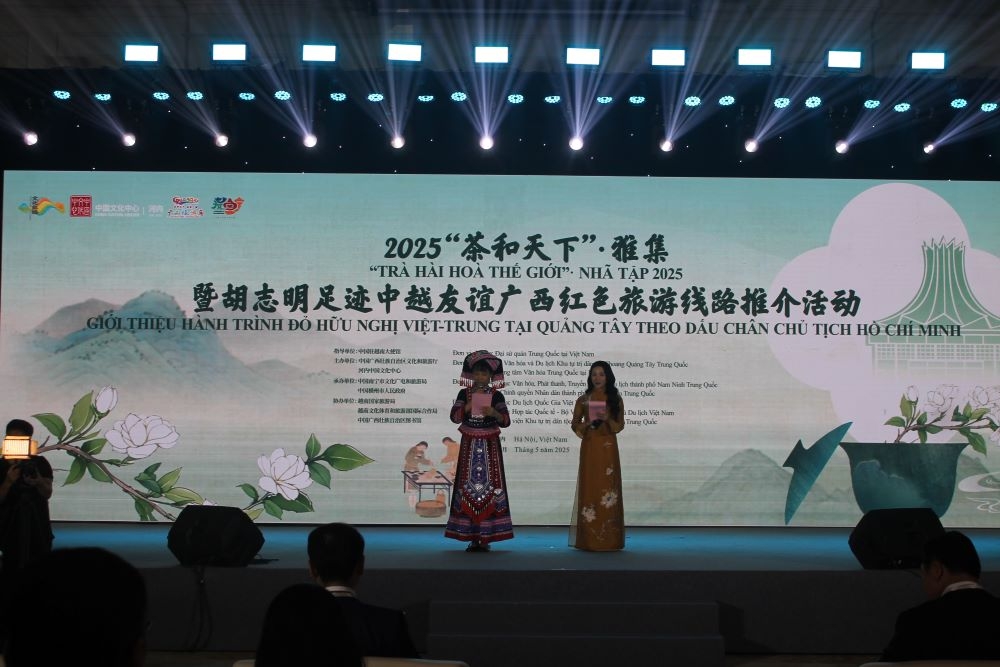 Mời trà chính là một hình thức ngoại giao văn hoá. Ảnh CK.