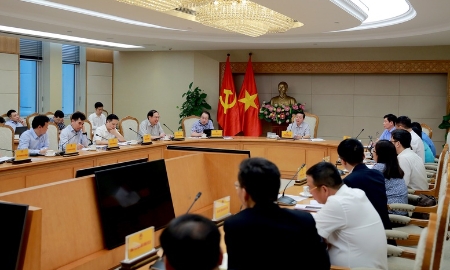 Quang cảnh phiên họp của Phó Thủ tướng với các bộ, ban, ngành về chính sách phát triển nhiên liệu hàng không bền vững (SAF), và tham gia vào Chương trình Bù đắp và giảm phát thải carbon hàng không quốc tế (CORSIA) của Tổ chức Hàng không dân dụng Quốc tế (ICAO). Ảnh: VGP