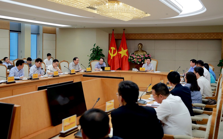 Quang cảnh phiên họp của Phó Thủ tướng với các bộ, ban, ngành về chính sách phát triển nhiên liệu hàng không bền vững (SAF), và tham gia vào Chương trình Bù đắp và giảm phát thải carbon hàng không quốc tế (CORSIA) của Tổ chức Hàng không dân dụng Quốc tế (ICAO). Ảnh: VGP