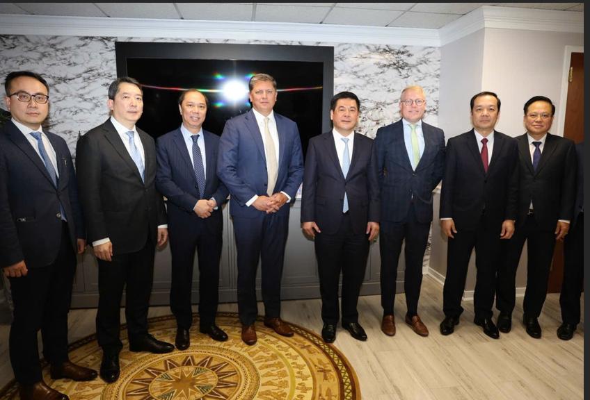 L&agrave;m việc với Tập đo&agrave;n SpaceX.