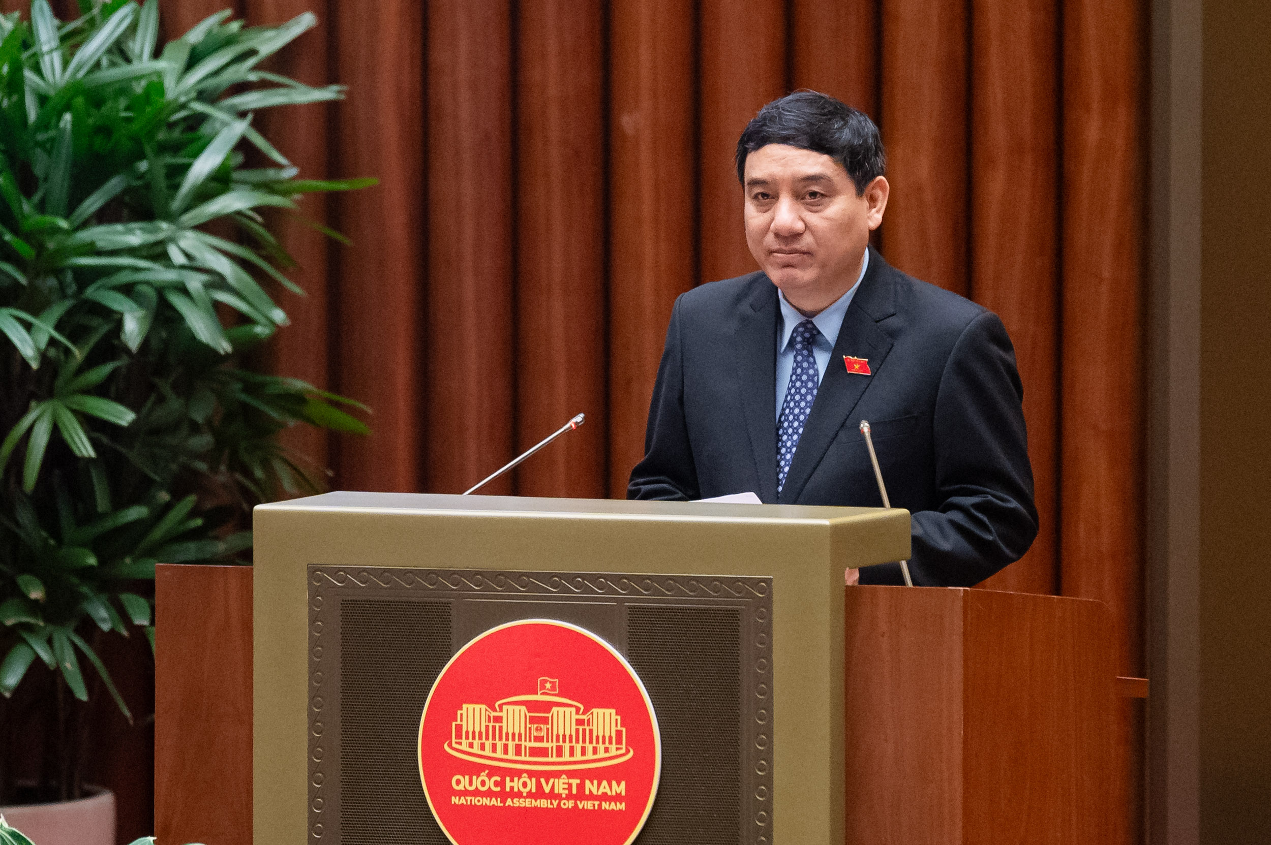 Chủ nhiệm Ủy ban Văn h&oacute;a v&agrave; X&atilde; hội của Quốc hội Nguyễn Đắc Vinh b&aacute;o c&aacute;o thẩm tra dự &aacute;n Luật. Ảnh: Phạm Thắng.