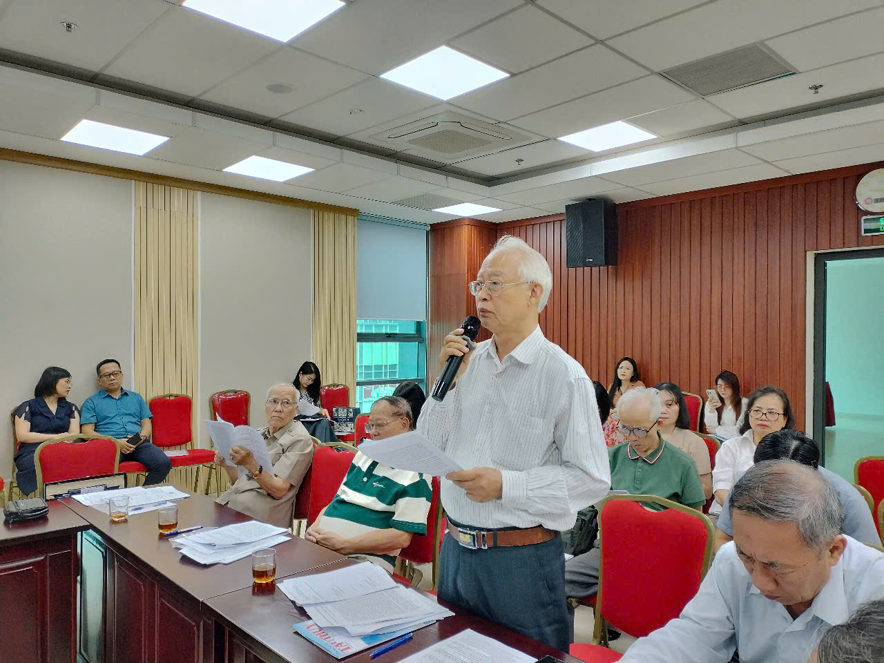 TS. Phạm Văn T&acirc;n n&ecirc;u &yacute; kiến tham luận.