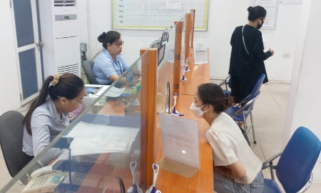 Lao động làm thủ tục hưởng trợ cấp thất nghiệp. Ảnh: Thu Hằng.