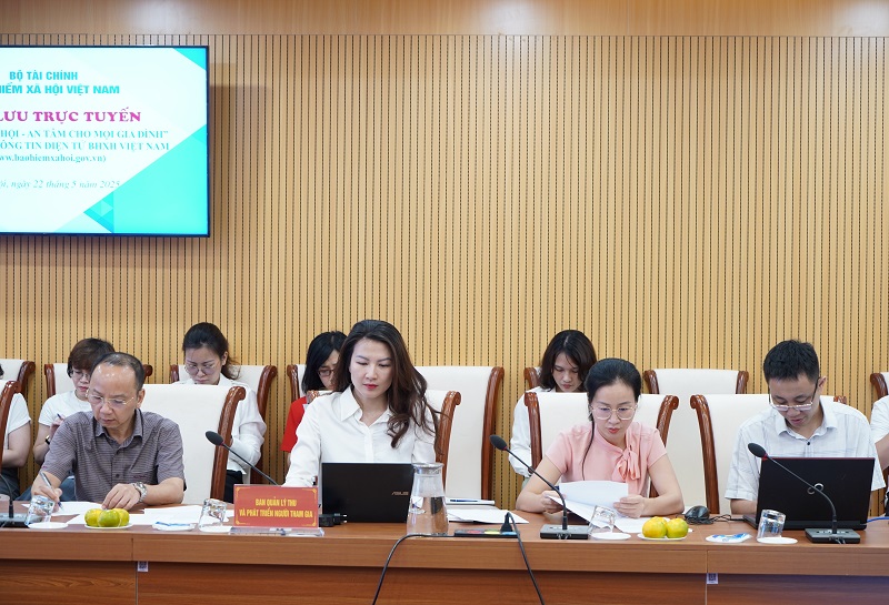 C&aacute;c chuy&ecirc;n gia Bảo hiểm x&atilde; hội Việt Nam giải đ&aacute;p thắc mắc của người lao động. Ảnh: BHXH Việt Nam.