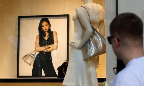 Thị trường xa xỉ “khóc ròng”, Chanel vẫn mở rộng danh mục đầu tư