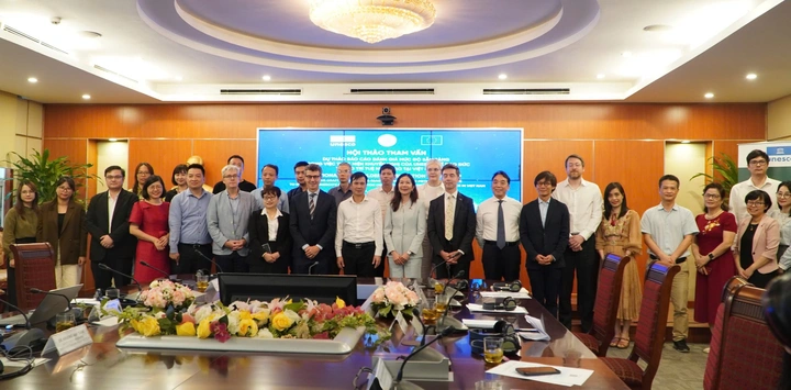 Thứ trưởng B&ugrave;i Thế Duy chụp ảnh lưu niệm với c&aacute;c đại biểu tham dự Hội thảo.