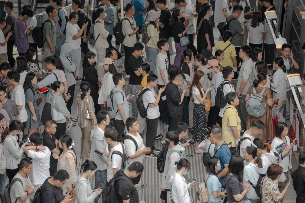 Người d&acirc;n Trung Quốc tại một ga t&agrave;u điện ngầm ở Bắc Kinh. Ảnh: Bloomberg News