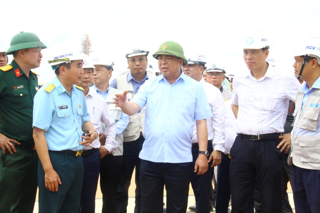 Bộ trưởng Trần Hồng Minh kiểm tra tiến độ thi công Dự án xây dựng Cảng hàng không quốc tế Long Thành - Ảnh: Báo Xây dựng.