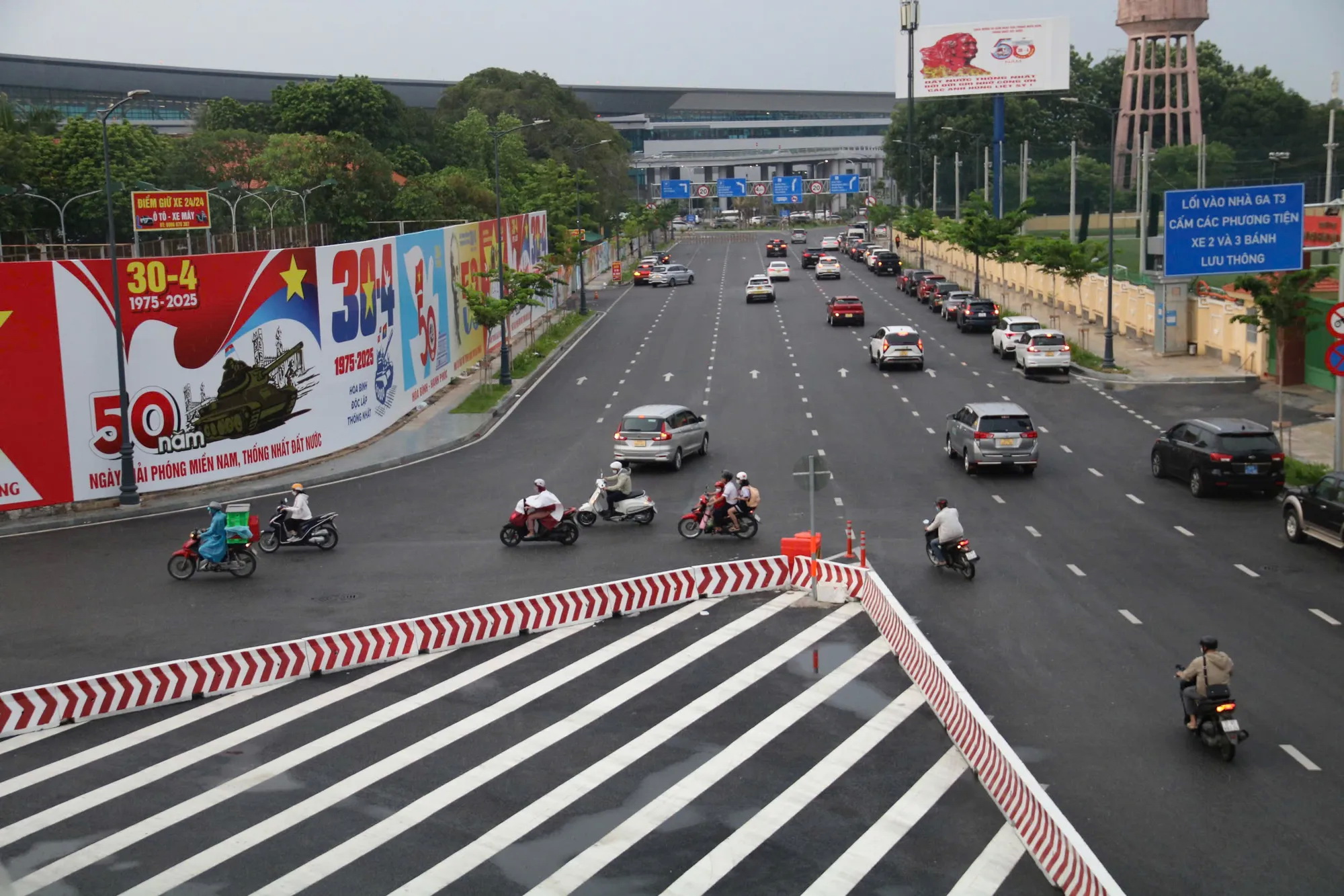 Xe máy "vô tư" đi ngược chiều vào đường cấm khu vực nhà ga T3 sân bay Tân Sơn Nhất. Ảnh: Trang-Ngọc