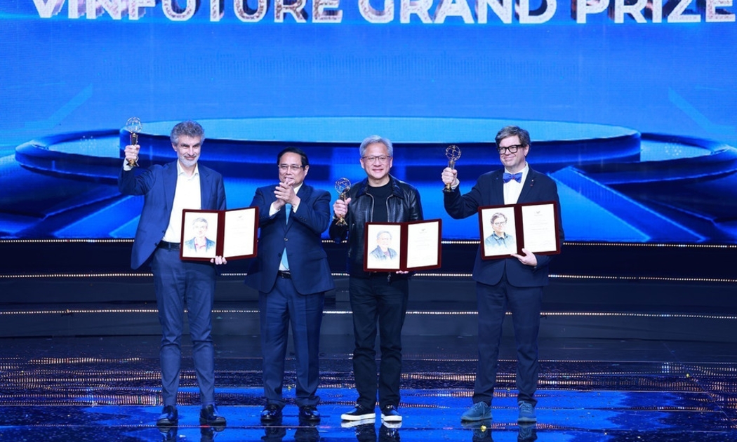 Thủ tướng Chính phủ Phạm Minh Chính trao Giải thưởng Chính VinFuture 2024 cho 5 nhà khoa học.
