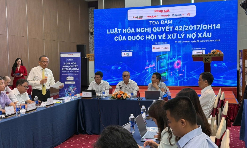 Các diễn giả, chuyên gia tại tọa đàm “Luật hóa Nghị quyết 42/2017/QH14 của Quốc hội về xử lý nợ xấu”, ngày 22/5/2025.